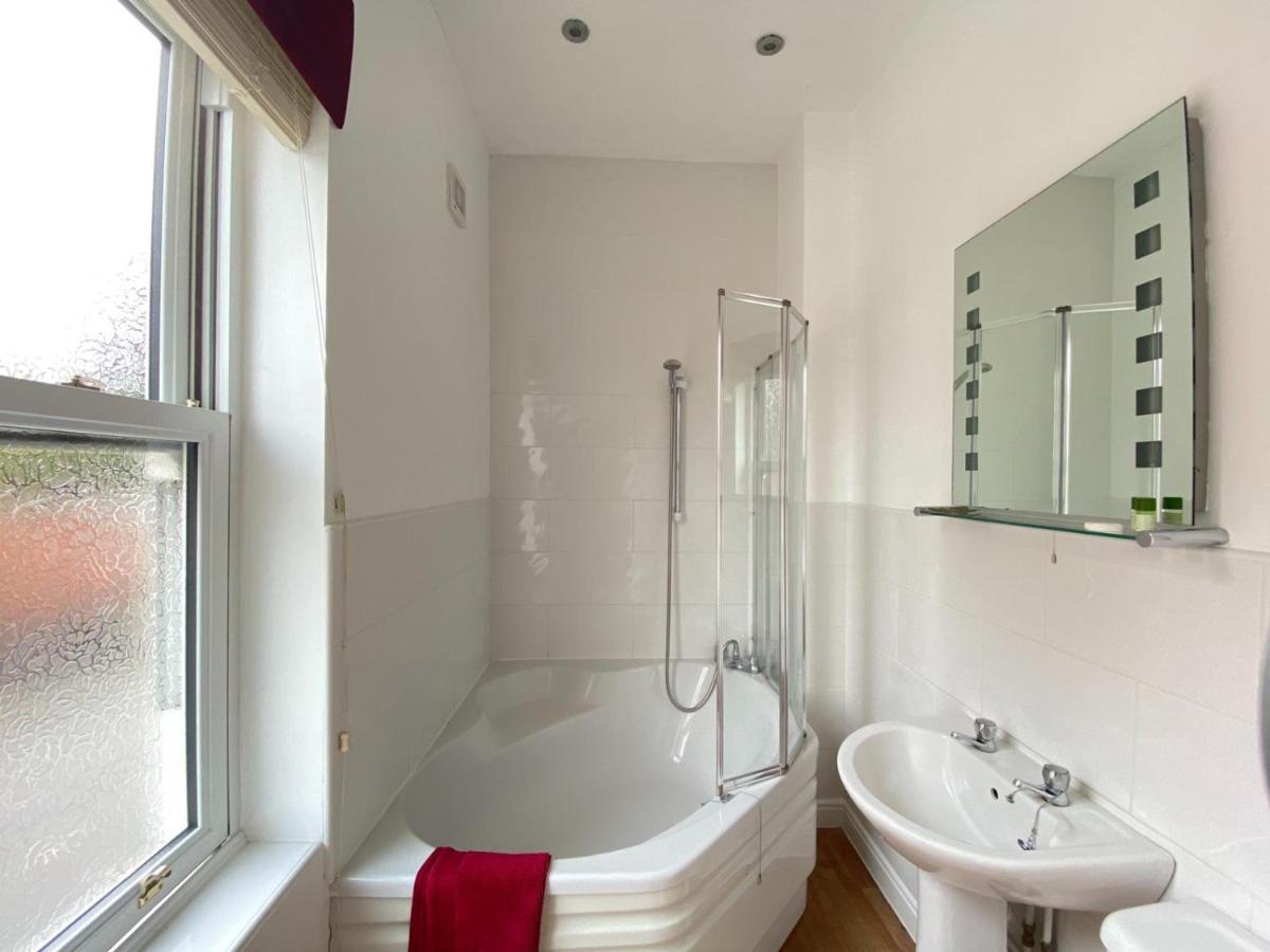 The Victoria Hotel Newcastle-under-Lyme Buitenkant foto